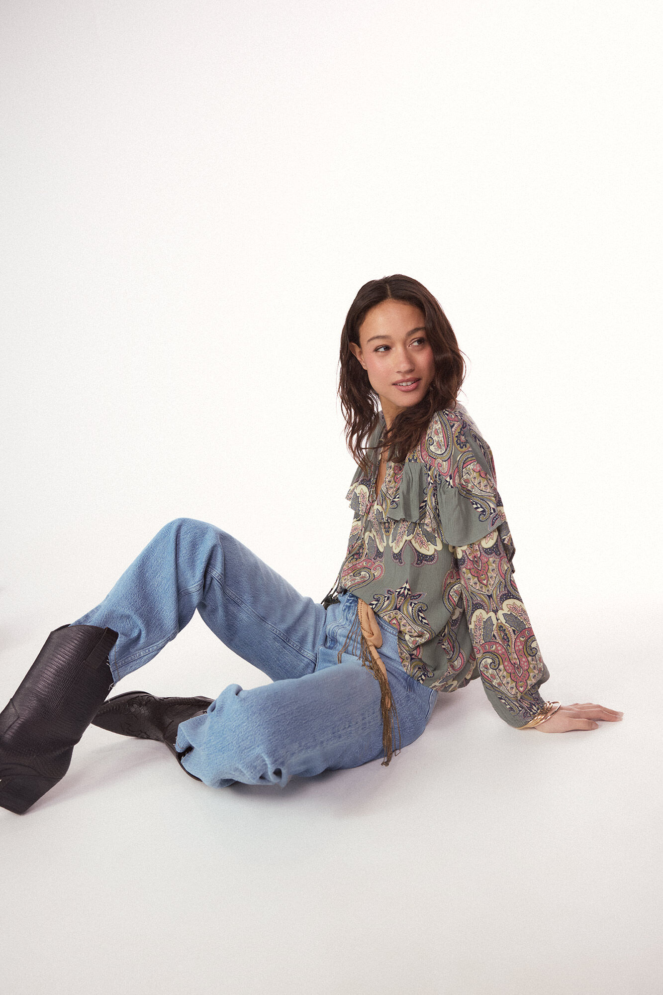 Conjunto de jeans, chaqueta, bota y camiseta