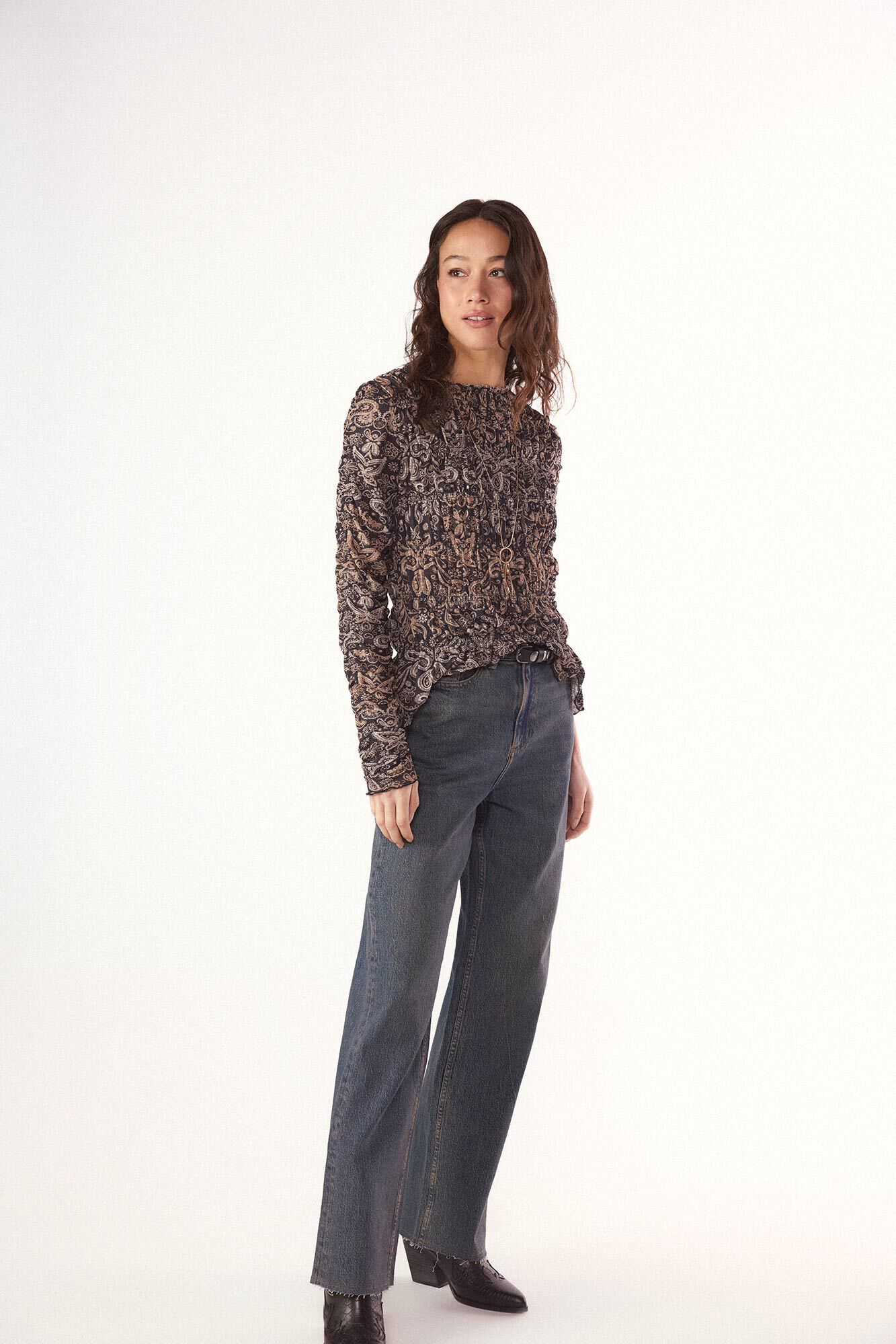 Conjunto de jeans, bota y top