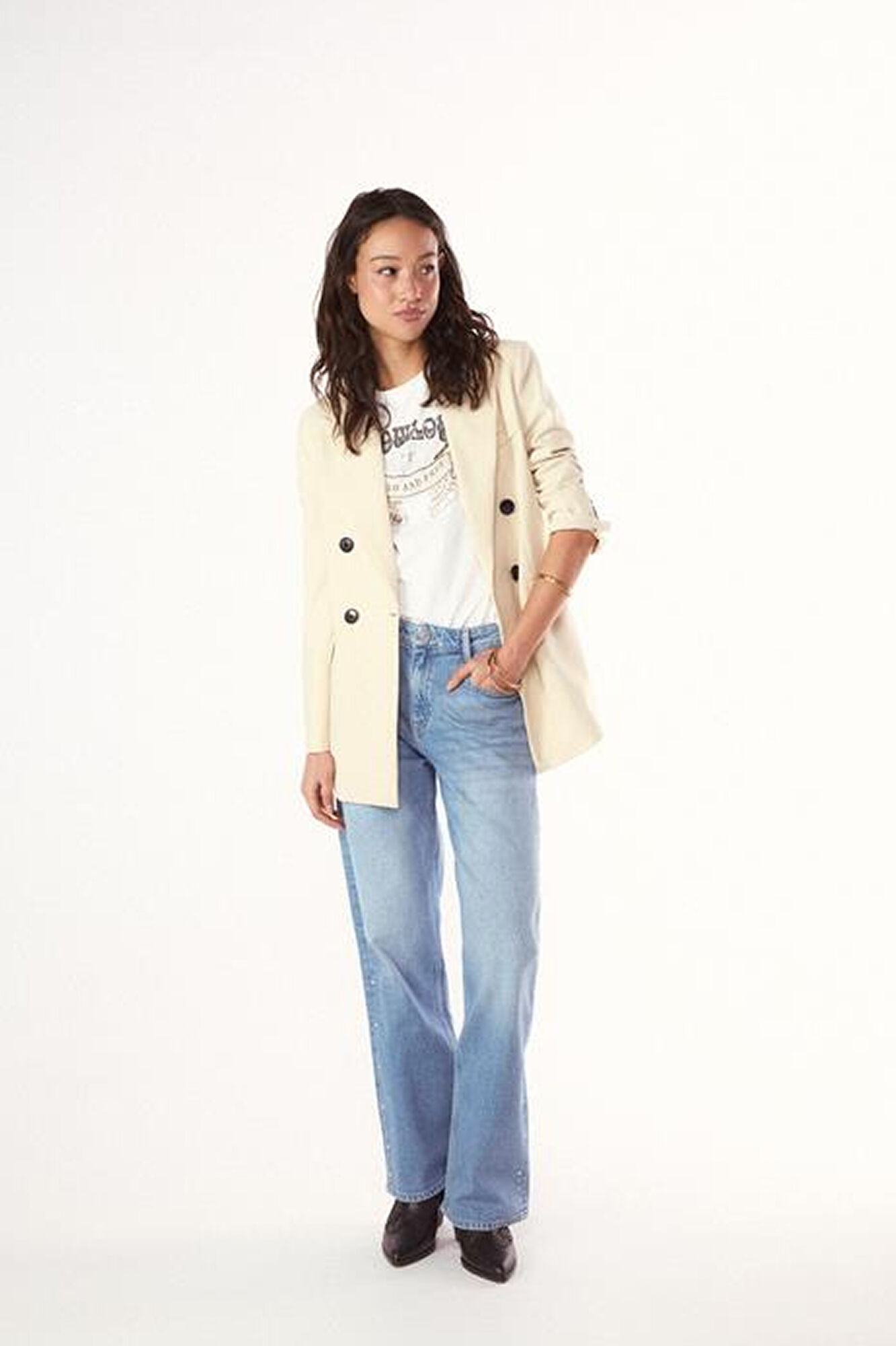 Conjunto de jeans, chaqueta, bota y camiseta