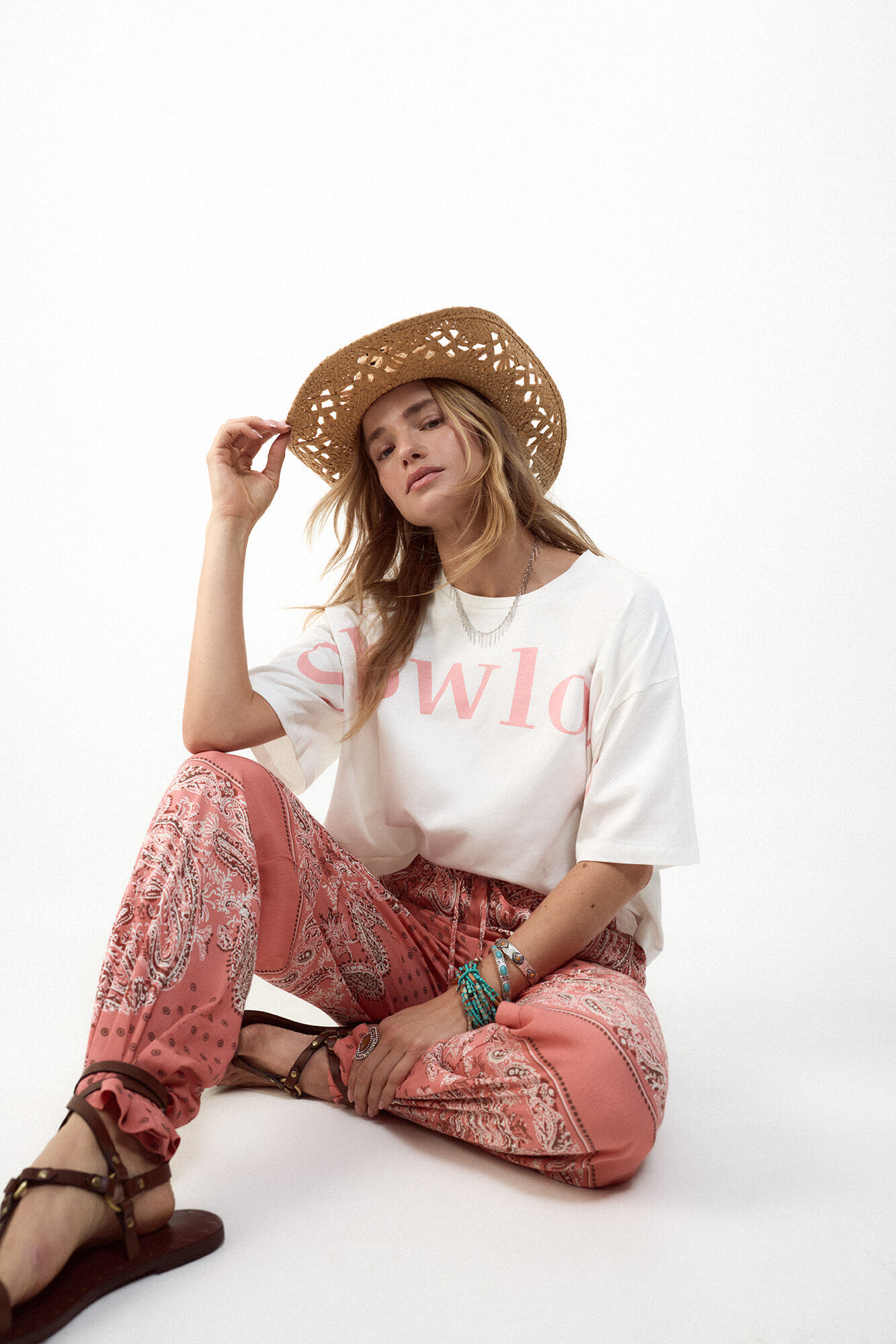 Conjunto de pantal&oacute;n, sombrero y camiseta