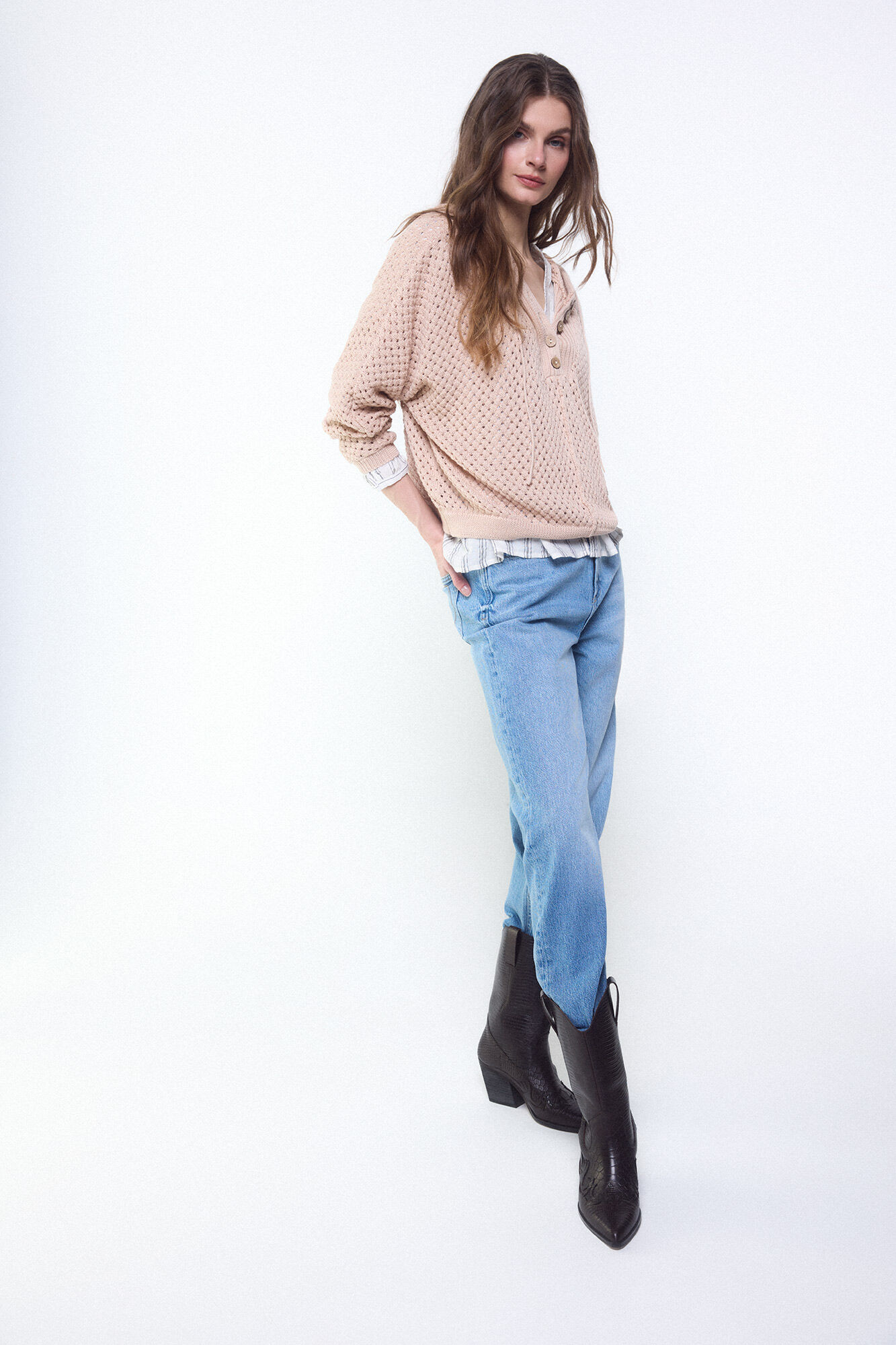 Conjunto de jersey, jeans, bota y blusa