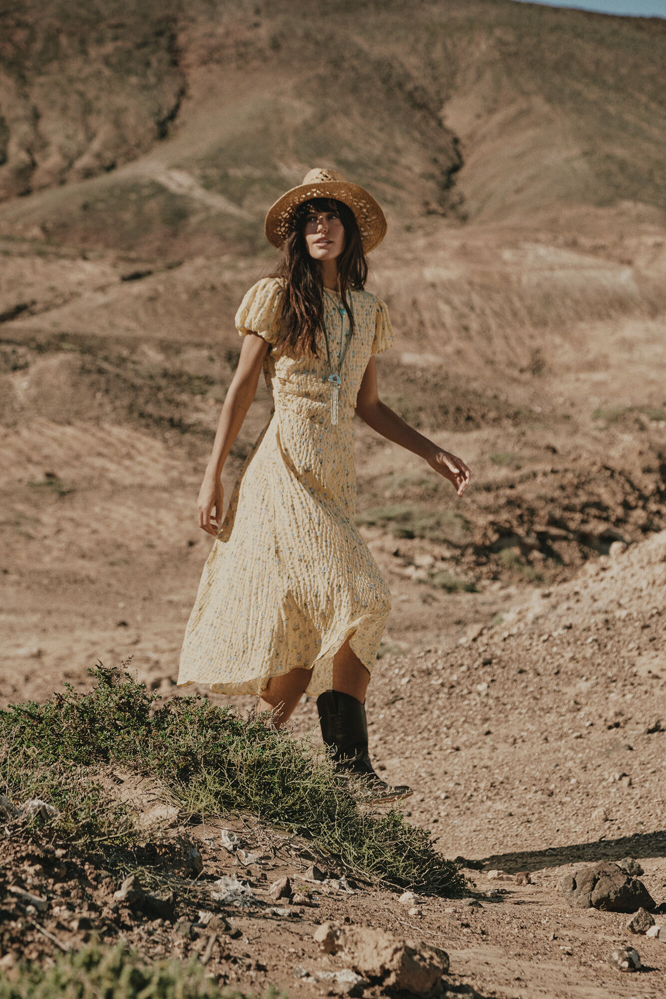 Conjunto de vestido, sombrero y bota
