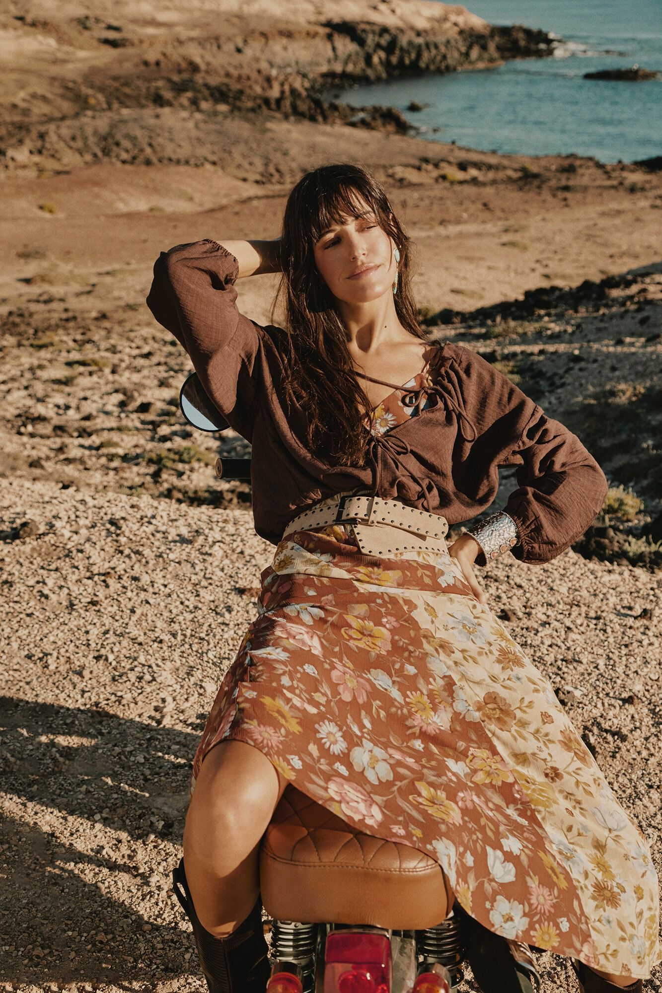 Conjunto de vestido, cintur&oacute;n, bota y blusa