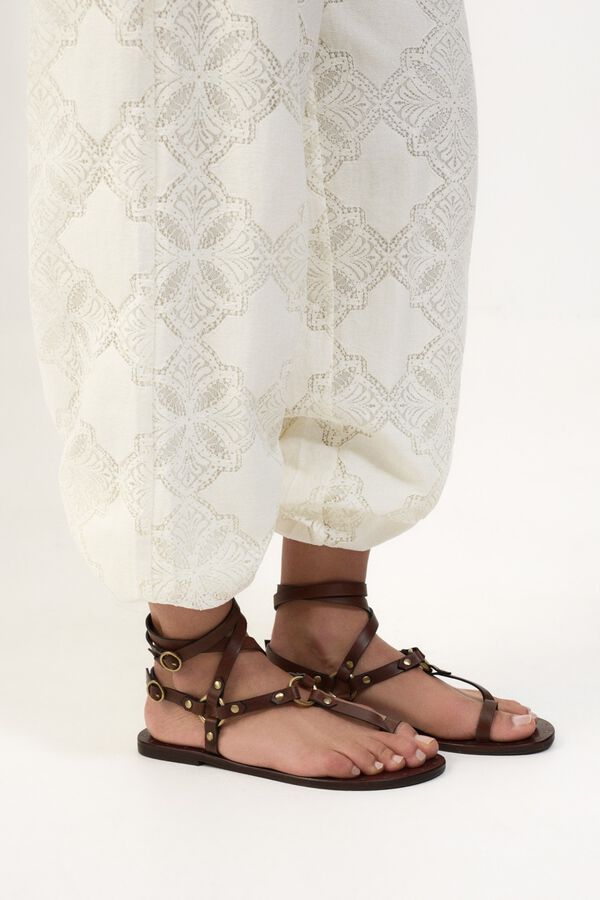 Conjunto de bermuda, sandalia y camisa